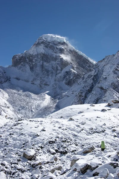 Alpinista che si dirige verso la montagna di Kanchung coperta di neve, Himalaya, Nepal — Foto Stock