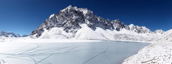 Ledové jezero a zasněžená hora, Himalája, Nepál — Stock fotografie