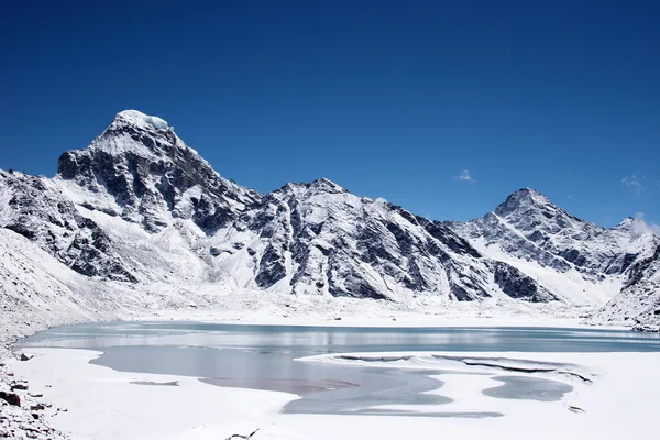 Lago helado y montañas, región del Everest, Himalaya, Nepal —  Fotos de Stock