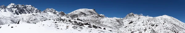 Klippiga bergslandskapet panorama täckt med snö, Himalaya, Nepal — Stockfoto