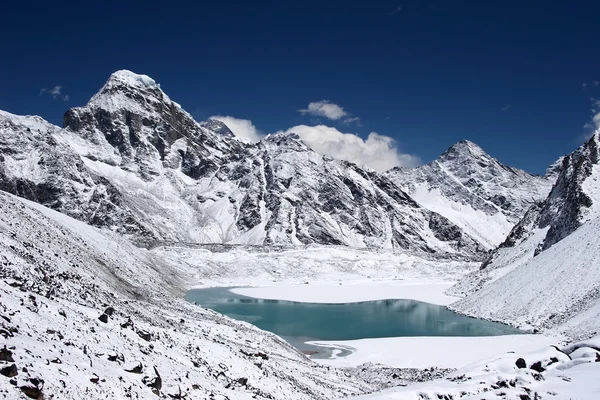 Jezioro górskie z Everestem w tle, Himalaje, Nepal — Zdjęcie stockowe