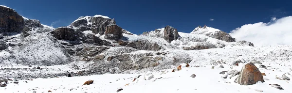 Dağlar kar yağışı sonrası manzara, Himalaya, Nepal