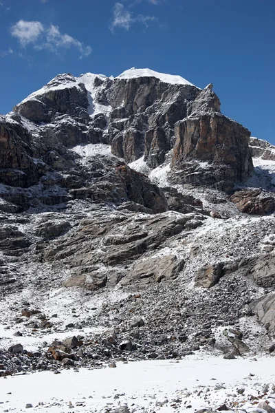 Rocky cliff of unclimbed Peak 5977, Himalaya, Nepal — Stockfoto