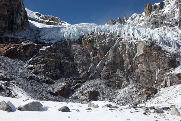 Gletsjer boven gevaarlijke rots, Himalaya, Nepal — Stockfoto