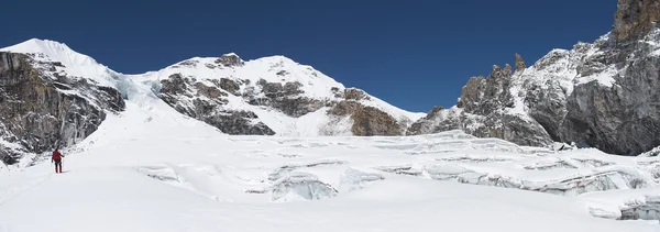 尼泊尔喜马拉雅有裂缝的冰川全景 — 图库照片