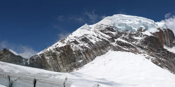 Montaña Nirekha coronada por glaciares, región del Everest, Himalaya, Nepal —  Fotos de Stock