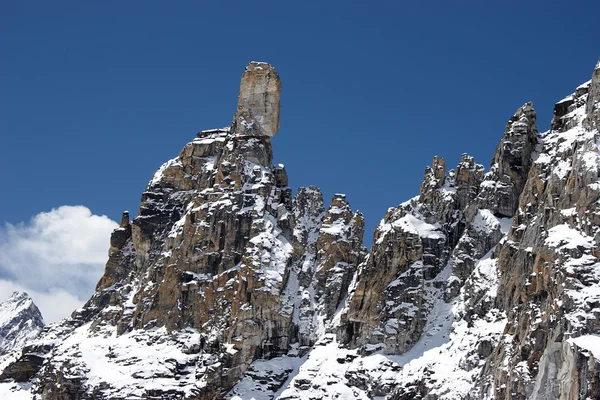 尼泊尔喜马拉雅山顶上有巨石的落基山脊 — 图库照片