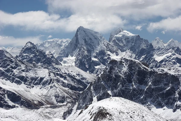 Nubes sobre montañas de nieve paisaje, Himalaya, Nepal — Foto de Stock