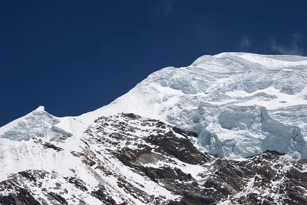 Capas de hielo en la cumbre de la montaña Nirekha, Himalaya, Nepal —  Fotos de Stock