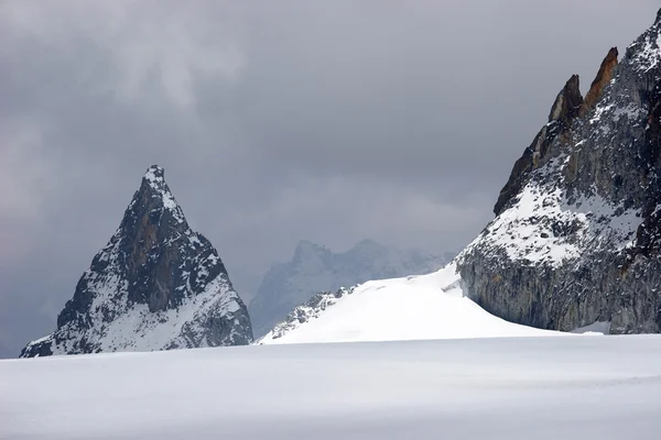 在恶劣天气下穿越冰川，尼泊尔喜马拉雅山 — 图库照片