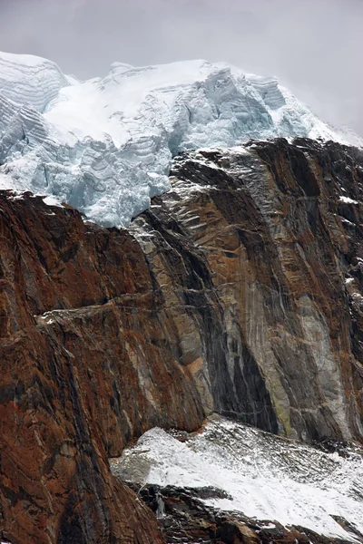 Reuzengletsjer bovenop Nirekha bergklif, Himalaya, Nepal — Stockfoto