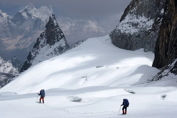 Bergsteiger seilten sich zusammen auf der Suche nach einem Weg zwischen Felsspalten, Himalaya, Nepal — Stockfoto