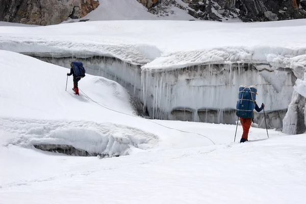 Альпинисты находят путь между большими трещинами, Гималаями, Непалом — стоковое фото