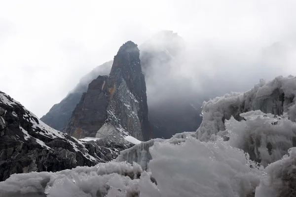 Aguja rocosa y un glaciar con mal tiempo, Himalaya, Nepal —  Fotos de Stock