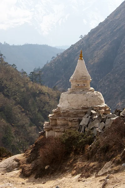 Starý buddhistický stupa v Tibetu, Everest trek, Himaláje, Nepál — Stock fotografie