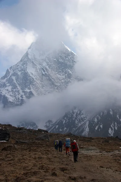 Путешественники спускаются с перевала Чо Ла в Гималаях, Непал — стоковое фото