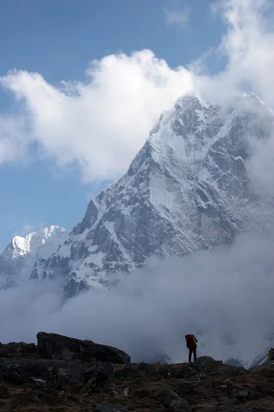 Horolezec hledící na zasněženou horu Cholatse, Himalája — Stock fotografie