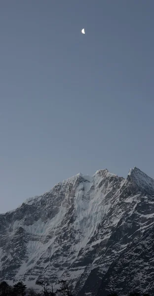 Księżyc nad śnieżną górą Kangtega, Everest trek, Himalaje, Nepal — Zdjęcie stockowe