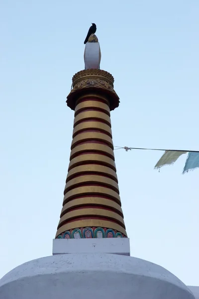 Buddhist stupa with a bird on top, Everest trek, Himalaya, Nepal — Stock Photo, Image