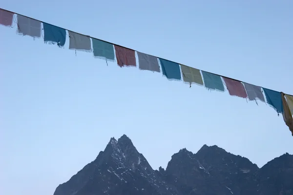 Modlitební vlajky při východu slunce, Everest stezka, Himaláje, Nepál — Stock fotografie