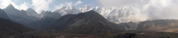 尼泊尔喜马拉雅山珠穆朗玛峰地区高山云景全景 — 图库照片