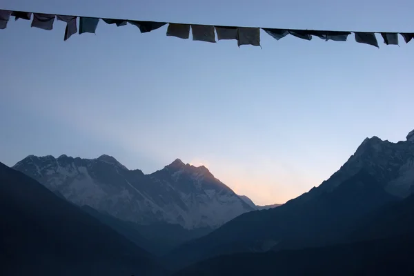 Gündoğumunda bayraklar, Everest yürüyüşü, Himalaya dağları, Nepal — Stok fotoğraf