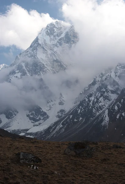 Cholatse Schneegipfel in Wolken, Himalaya, Nepal — Stockfoto
