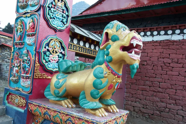Löwe vor dem Tor des buddhistischen Tengboche-Klosters, Everest-Trek, Nepal — Stockfoto