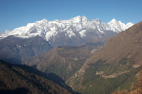 ネパールのヒマラヤのエベレストトレイルの緑の谷 — ストック写真