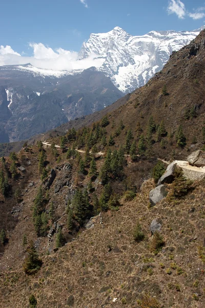 Trilha de montanha Everest perto de Namche Bazaar, Himalaia, Nepal — Fotografia de Stock