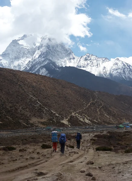 尼泊尔喜马拉雅，带雪山的珠穆朗玛峰小径上的旅行者 — 图库照片