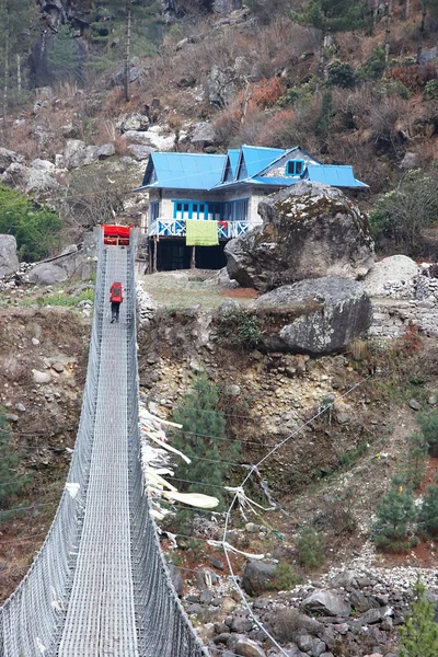 Felfüggesztő híd az Everest, Himalája, Nepál felé. — Stock Fotó