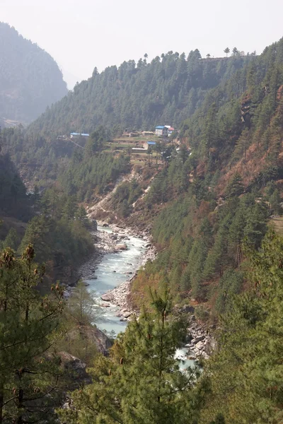 Rio Dudh Kosi, trilha Everest, Himalaia, Nepal — Fotografia de Stock