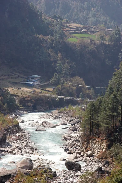 Felfüggesztő híd a Dudh Kosi folyón át, Everest túra, Himalája, Nepál — Stock Fotó