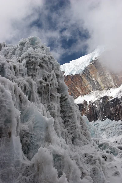 Steile ijsmuur bij gletsjertong, Himalaya, Nepal Stockfoto