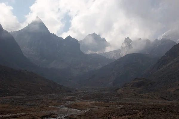 Moln över klippiga berg, Everest region, Himalaya, Nepal Stockbild