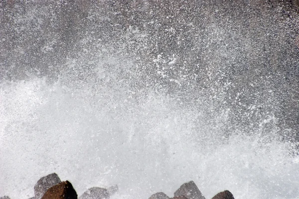 Rocíe de la ola golpeando la orilla — Foto de Stock