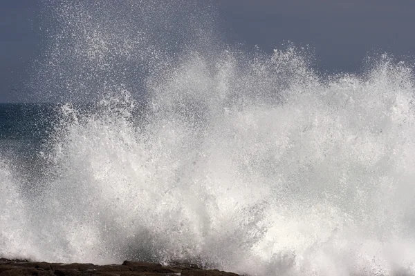 Wave hitting the shore — Stock Photo, Image