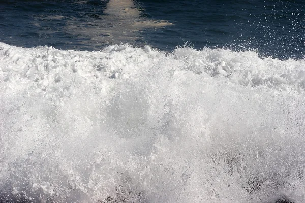 Welle bricht, als sie das Ufer erreicht — Stockfoto