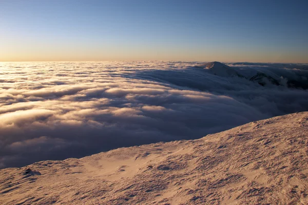 山の範囲の上を流れる雲 — ストック写真