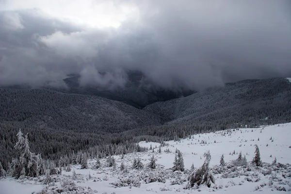 Winter mountains with approaching snowstorm — Fotografia de Stock
