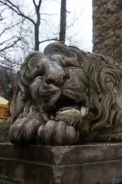Ledsen lejon skulptur — Stockfoto