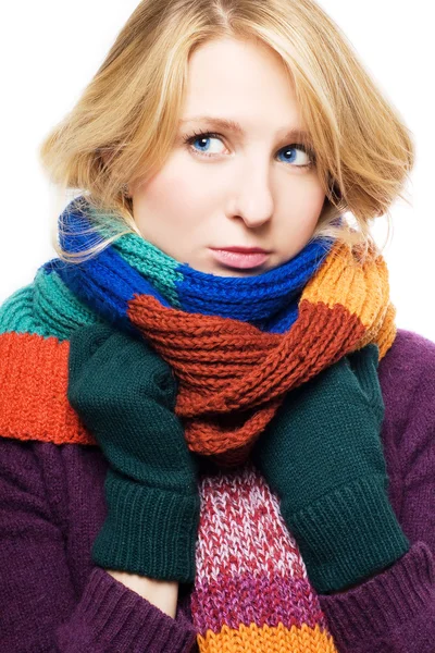 Bellezza giovane donna malata con sciarpa e g — Foto Stock