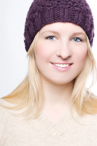 Προσωπογραφία κοριτσιού ομορφιάς σε ένα ζεστό καπέλο — Φωτογραφία Αρχείου