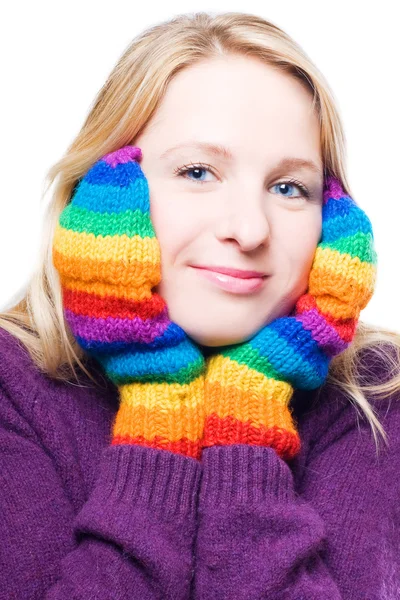 Mladá žena v zářivě barevné rukavice — Stock fotografie