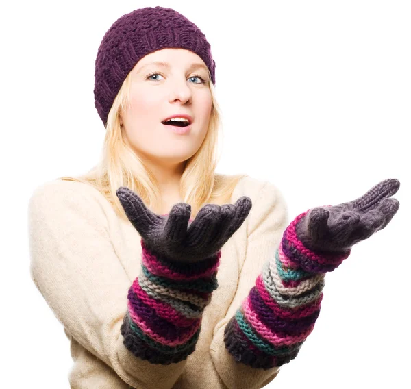 Krása mladá žena v rukavice a čepici — Stock fotografie