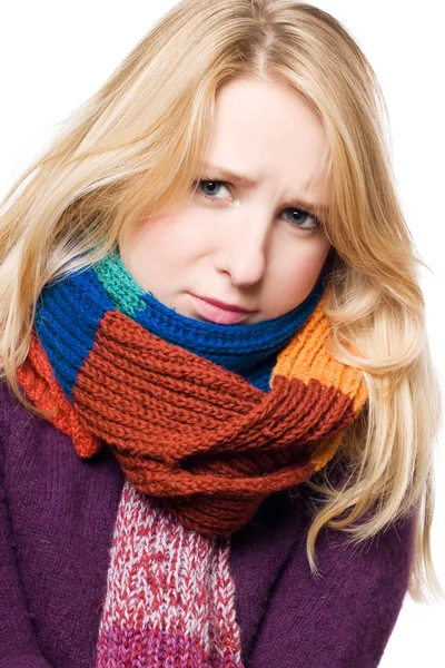 Bellezza malata giovane donna in una sciarpa — Foto Stock