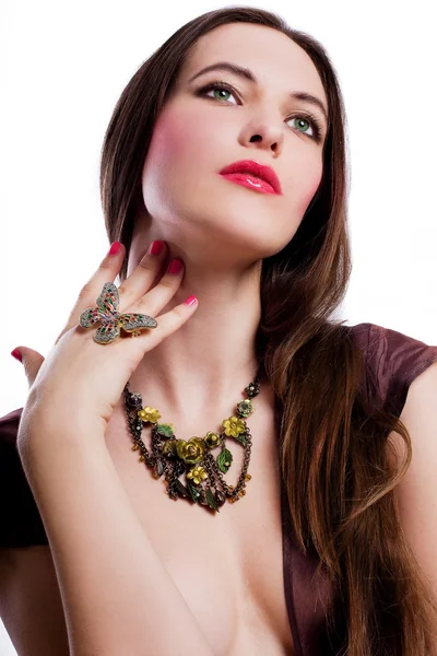 Schoonheid jonge vrouw met sieraden — Stockfoto