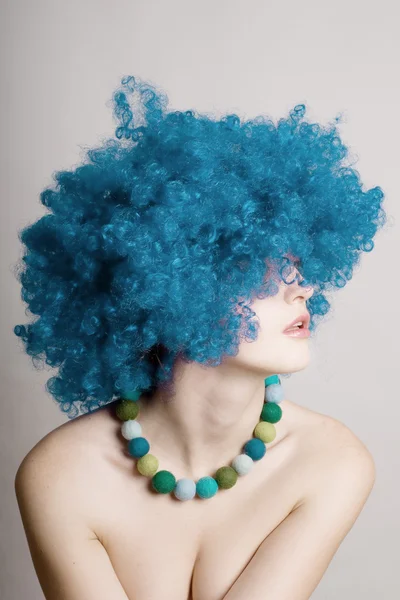 Portret kobiety uroda w perukę niebieski — Zdjęcie stockowe