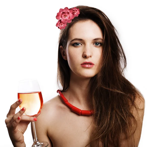 Красавица с красивыми волосами и вином — стоковое фото